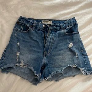 Abercrombie & Fitch 4 inch mom short curve love